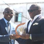 Foto: António Gombe. Chiquinho Conde, à direita, recebendo um troféu do autarca da Beira, Albano Carige.